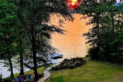 Image de Bateaux Bienvenue à notre maison de lac serein avec quai en eau profonde et grande vue sur l'eau