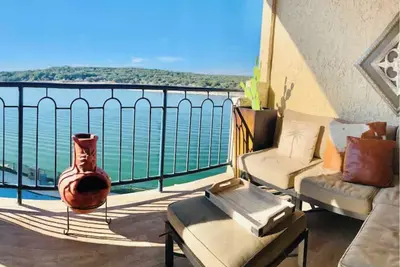 Image de Lakefront Hill Country Hacienda sur le lac Travis