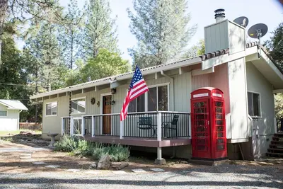 Image de communauté de style complexe gated Belle Chalet près de Yosemite à Pine Mountain Lake