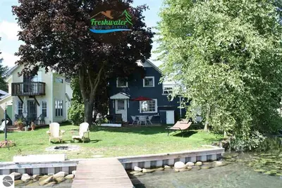 Image de Retraite sur la rivière Torch - (Torch River, Mi) Le lac Torch de l'autre côté de la rue!