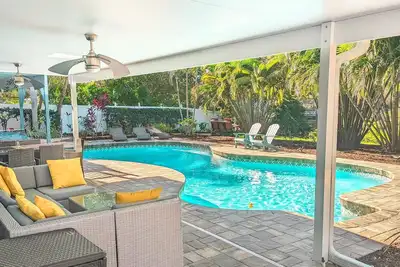 Image de Élégant Lakefront Pool Accueil