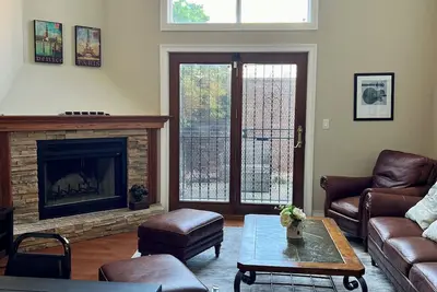 Image de Élégante maison de 4 chambres dans la vieille ville; Marchez jusqu'à Mag mile, Nightlife & Lincoln Park; Parking