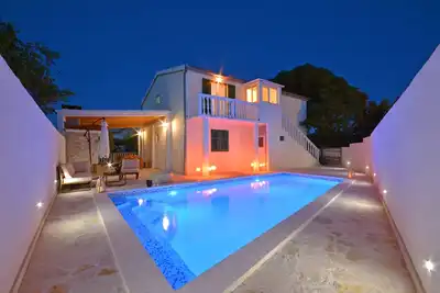 Image de Profitez de votre paix et de votre tranquillité dans une maison avec une nouvelle piscine