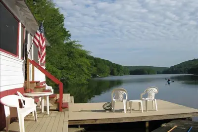Image de Waterfront Cottage au bord d'un grand lac. Près de Mystic et Foxwoods
