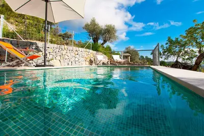 Image de Maison idyllique sur la montagne avec une vue magnifique et une piscine