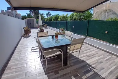 Image de La Perle Bleue, terrasse de rêve sous le soleil.