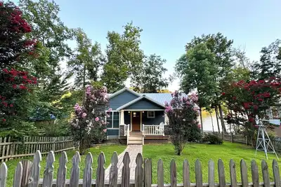 Image de Belle maison 3 Br sur le lac Malone - Great Lake Views - Dock - Marcher à Marina