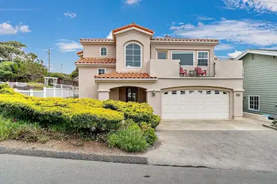 Image de Un Dolphin Dreams by the Sea