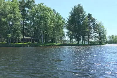 Image de 500 'Lakeshore, 2 Docks Great Lake Views, Sand Beach, pour 10 personnes, A / C