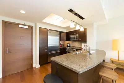 Image de Condo Waikiki de luxe de 2 chambres (séjour minimum de 30 nuits)