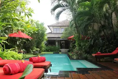 Image de Villa de vacances luxueuse avec piscine privé dans le coeur de Seminyak