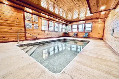 Image de Superbes vues avec suites 4 K, piscine privée, salle de théâtre, jeux, WiFi, Emplacement @ Blissful Bear Lodge