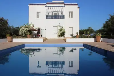 Image de Villa de Standing, avec Grande Piscine, Proche Mer, proche Golf