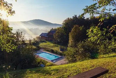 Image de Lakefront Villa Jelenic By Bertovic en Croatie avec un court de squash, une salle de sport, un cinéma