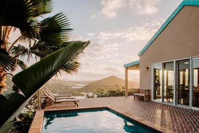 Image de Villa privée avec vue sur le coeur de Coral Bay avec piscine - parfait pour les couples