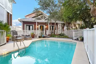 Image de Islamorada - Grande piscine privée chauffée! Promenade courte à la plage! Vue sur le lac!