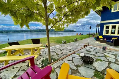 Image de Shabby Chic Waterfront Retreat est une maison relaxante et sereine au bord de l'eau