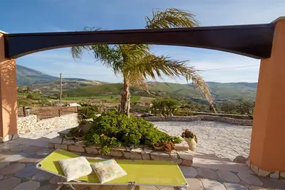 Charmante villa pour les amoureux de la nature, l'art, le confort, la mer et se détendre.