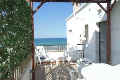 Image de bord de mer très tranquille, centre comercial, golf, restaurants, windsurf,