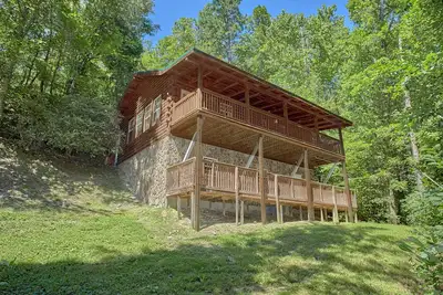 Image de À partir de 83 $! ! * Jacuzzi, bain à remous, étang de pêche, cabine de montagne privée