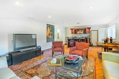 Image de Contemporain Cincinnati Apt w / WiFi minutes à Kenwood