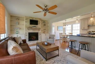 Image de Pawcatuck Riverfront Home w / Yard - Mins to Beach!