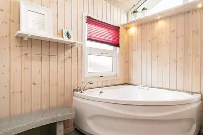 Image de Maison de vacances pour 6 a Blokhus-By Traum