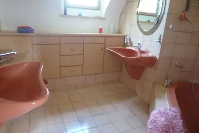 Image de La Grange spacieuse à l'intérieur et à l'extérieur