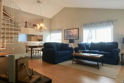 Fully Air Conditioned & Renovated with new furnishings, King Bed & Pool (fees apply) - Al0674