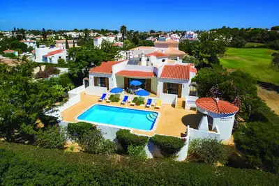 Image de Belle villa privée fermée avec piscine chauffée avec vue sur terrain de golf