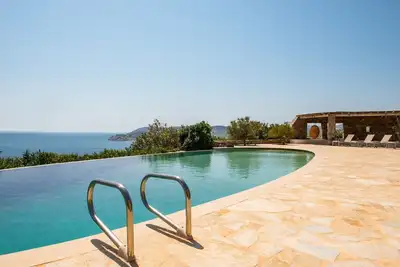 Image de Elegant Bord De Mer, Piscine Infinity, Vue Imprenable, Acces Facile A 3 Plages