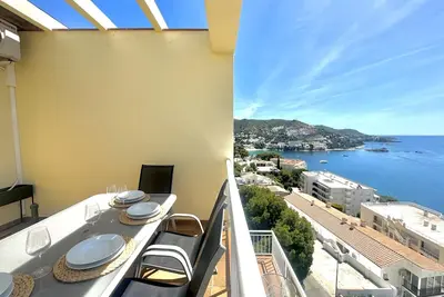 Image de 2. Appartement avec magnifique vue sur la Baie de Roses et piscine communautaire.