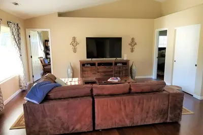 Image de Maison 3br-2ba récemment rénovée sur le vignoble historique de Troon Estate!