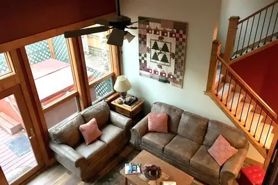 Image de Nouvellement rénové - 2 Masters et 2 zones de rassemblement, bain à remous, à pied de la ville