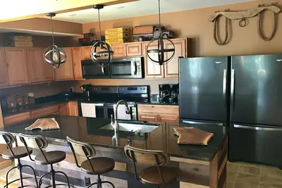 Image de La propriété de location la plus récente de l'Adk, pour 26 personnes, entièrement rénovée, marchez Partout! !
