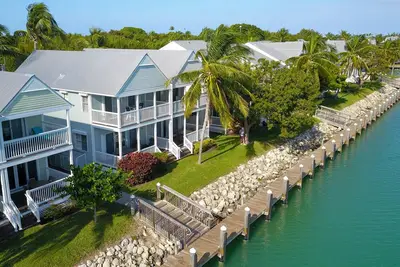 Image de Villa De 4 Chambres À Coucher À Duck Key Avec Quai DERRIÈRE La Villa