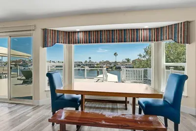 Image de Grande terrasse et salon - quai privé, Wifi, jacuzzi- Prix RÉDUIT!