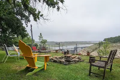 Image de Chalet front de mer Dog-friendly avec terrasse privée, des vues à couper le souffle et à quelques pas de l'eau!