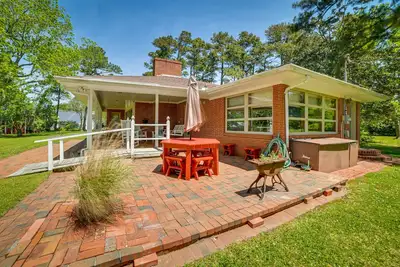 Image de Nouveau! Maison de style des années 1950 w / Dock sur Newport River!