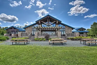 Image de Pocono Chalet w \/ Bbq, Ac & Fire Pit-Walk à la plage!
