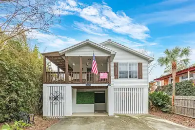 Image de North Tybee Home, Décor joliment mis à jour, Plan d'étage ouvert, Animaux acceptés