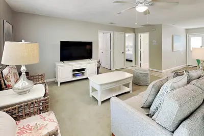 Image de Prime South End Location Only 1 Block To Beach, rez-de-chaussée, récemment meublé