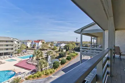 Image de Condo vue sur la piscine sur North End avec accès facile à la plage et les piscines communautaires