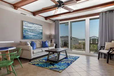 Image de Condo au dernier étage avec vue sur l'océan donnant sur les piscines, balcon privé, ascenseur