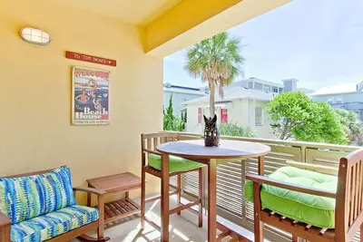 Image de Emplacement privilégié! Seulement 20 mètres de la plage, animaux acceptés, ascenseur et balcon avec vue partielle sur l'océan