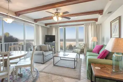 Image de Magnifiquement nommé directement en bord de mer-unité de coin avec grand balcon donnant sur l'océan et les piscines