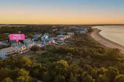Image de Vue partielle sur la baie depuis les 2 terrasses ensoleillées, située dans une rue calme, à quelques pas de l'accès à North Beach