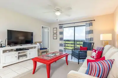 Image de Top Floor Condo Front de mer sur North End avec de superbes vues et des piscines communautaires