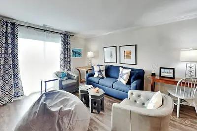 Image de Joliment meublé Bay View Condo sur North End Tybee, piscines communautaires, accès facile à la plage