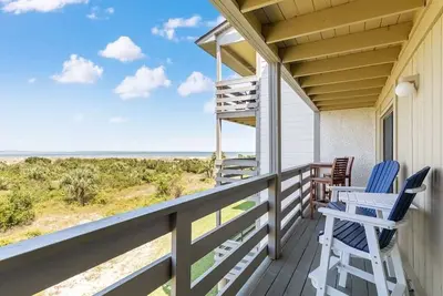 Image de Condo en front de mer sur North End près du phare avec vue agréable, accès facile à la plage et piscines communautaires